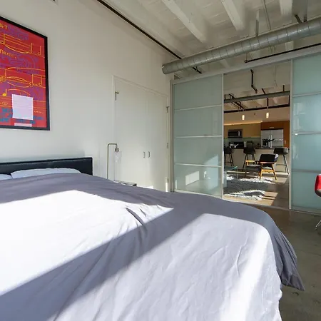 Stunning Downtown La 2 Bedroom/ 2 Bathroom Loft With Private Balcony.